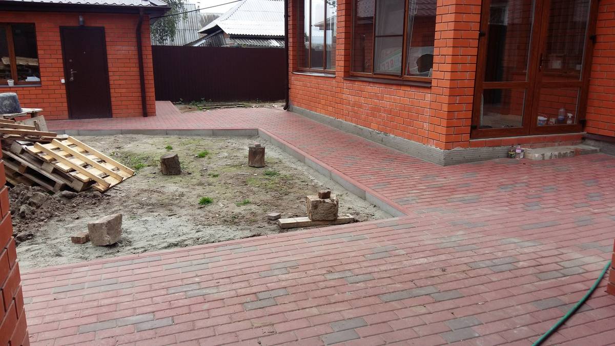 Укладка тротуарной плитки и брусчатки на участке 